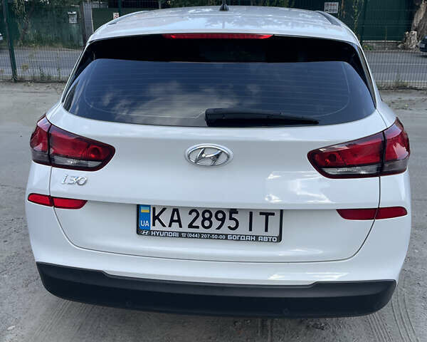 Белый Хендай i30, объемом двигателя 1.5 л и пробегом 77 тыс. км за 14500 $, фото 1 на Automoto.ua
