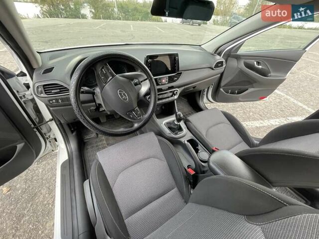 Белый Хендай i30, объемом двигателя 1.5 л и пробегом 78 тыс. км за 14500 $, фото 12 на Automoto.ua
