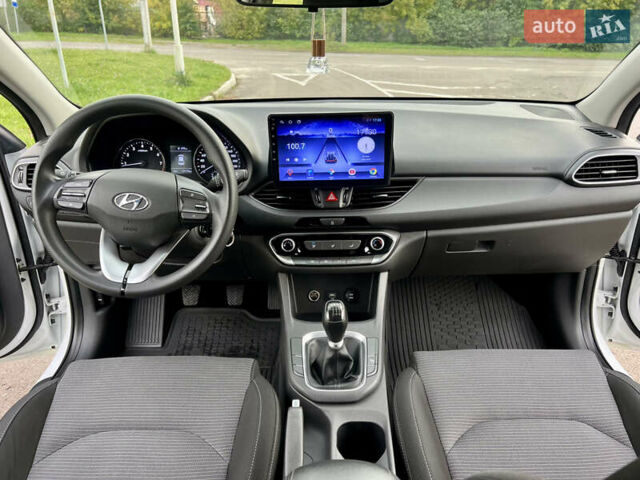 Белый Хендай i30, объемом двигателя 1.5 л и пробегом 129 тыс. км за 12350 $, фото 48 на Automoto.ua