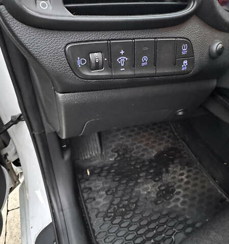 Белый Хендай i30, объемом двигателя 1.6 л и пробегом 195 тыс. км за 11499 $, фото 7 на Automoto.ua