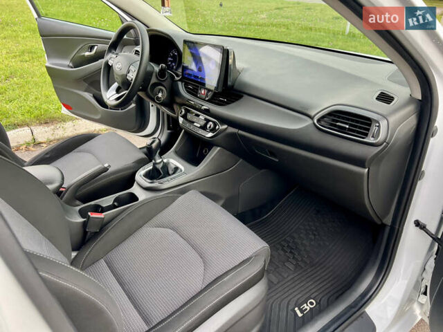 Белый Хендай i30, объемом двигателя 1.5 л и пробегом 129 тыс. км за 12350 $, фото 44 на Automoto.ua