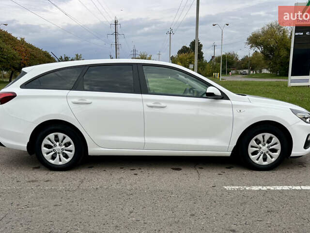 Белый Хендай i30, объемом двигателя 1.5 л и пробегом 129 тыс. км за 12350 $, фото 8 на Automoto.ua