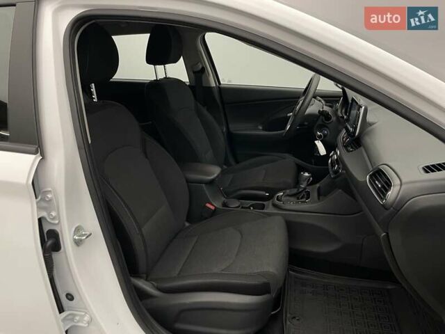 Белый Хендай i30, объемом двигателя 1.5 л и пробегом 61 тыс. км за 17384 $, фото 13 на Automoto.ua