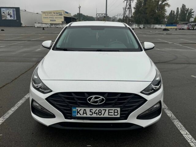 Белый Хендай i30, объемом двигателя 1.5 л и пробегом 130 тыс. км за 12500 $, фото 4 на Automoto.ua