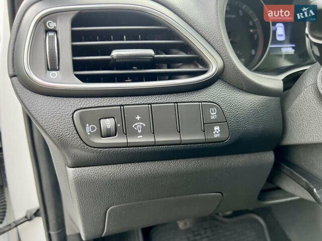 Белый Хендай i30, объемом двигателя 1.5 л и пробегом 129 тыс. км за 12350 $, фото 25 на Automoto.ua