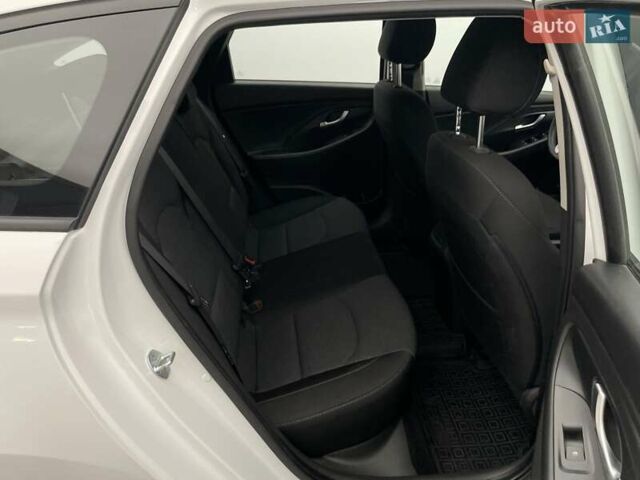 Белый Хендай i30, объемом двигателя 1.5 л и пробегом 61 тыс. км за 17384 $, фото 14 на Automoto.ua
