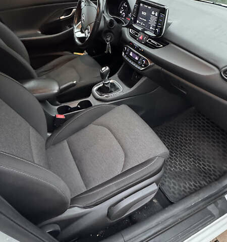 Белый Хендай i30, объемом двигателя 1.6 л и пробегом 195 тыс. км за 11499 $, фото 4 на Automoto.ua