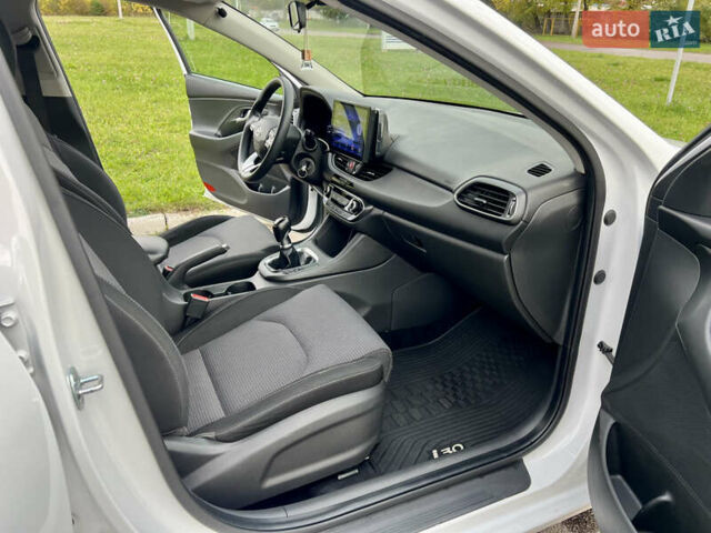 Белый Хендай i30, объемом двигателя 1.5 л и пробегом 129 тыс. км за 12350 $, фото 42 на Automoto.ua