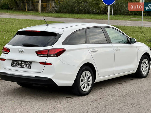 Белый Хендай i30, объемом двигателя 1.5 л и пробегом 129 тыс. км за 12350 $, фото 12 на Automoto.ua