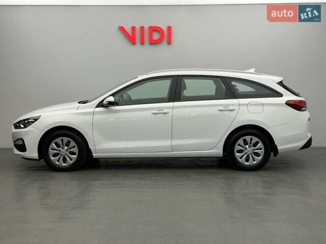 Белый Хендай i30, объемом двигателя 1.5 л и пробегом 61 тыс. км за 17384 $, фото 2 на Automoto.ua
