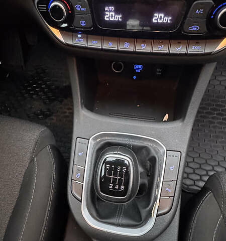 Белый Хендай i30, объемом двигателя 1.6 л и пробегом 195 тыс. км за 11499 $, фото 5 на Automoto.ua