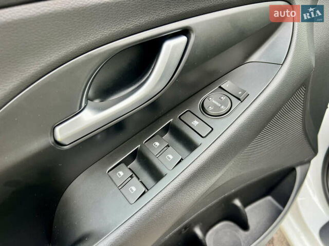 Белый Хендай i30, объемом двигателя 1.5 л и пробегом 129 тыс. км за 12350 $, фото 21 на Automoto.ua