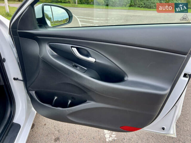 Белый Хендай i30, объемом двигателя 1.5 л и пробегом 129 тыс. км за 12350 $, фото 43 на Automoto.ua