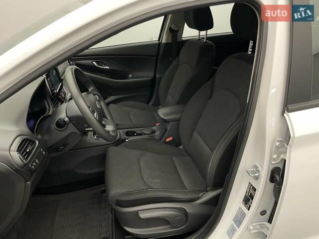 Белый Хендай i30, объемом двигателя 1.5 л и пробегом 61 тыс. км за 17384 $, фото 3 на Automoto.ua