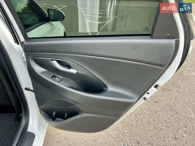 Белый Хендай i30, объемом двигателя 1.5 л и пробегом 129 тыс. км за 12350 $, фото 41 на Automoto.ua