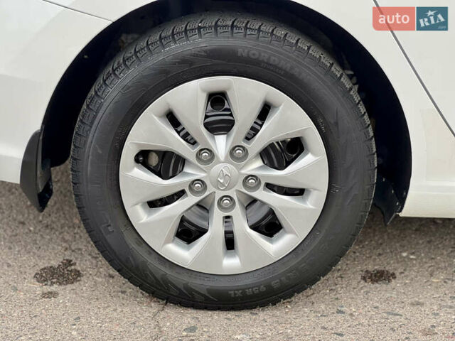 Белый Хендай i30, объемом двигателя 1.5 л и пробегом 129 тыс. км за 12350 $, фото 9 на Automoto.ua