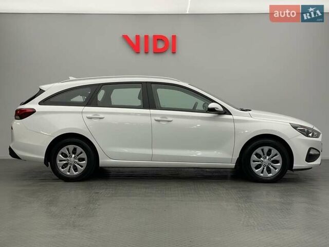 Белый Хендай i30, объемом двигателя 1.5 л и пробегом 61 тыс. км за 17384 $, фото 8 на Automoto.ua