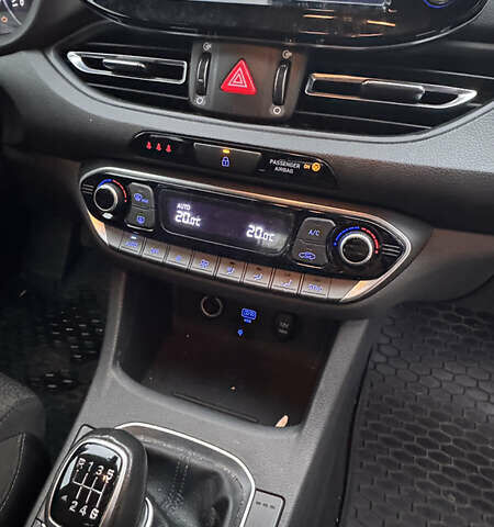 Белый Хендай i30, объемом двигателя 1.6 л и пробегом 195 тыс. км за 11499 $, фото 6 на Automoto.ua