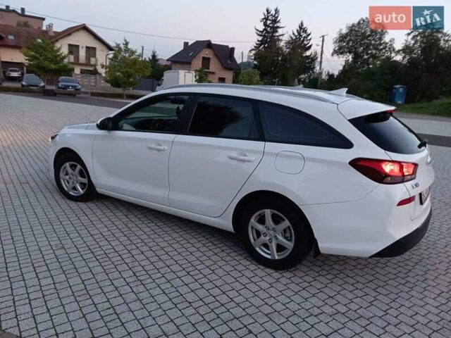 Белый Хендай i30, объемом двигателя 1.5 л и пробегом 23 тыс. км за 17800 $, фото 7 на Automoto.ua