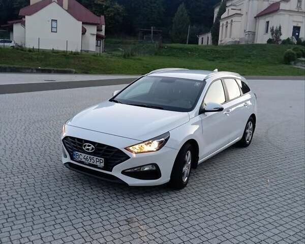 Белый Хендай i30, объемом двигателя 1.5 л и пробегом 23 тыс. км за 17800 $, фото 2 на Automoto.ua