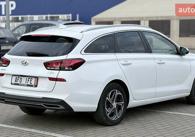Белый Хендай i30, объемом двигателя 1.6 л и пробегом 110 тыс. км за 16950 $, фото 5 на Automoto.ua