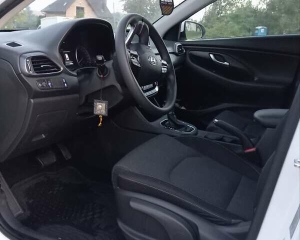 Белый Хендай i30, объемом двигателя 1.5 л и пробегом 23 тыс. км за 17800 $, фото 11 на Automoto.ua