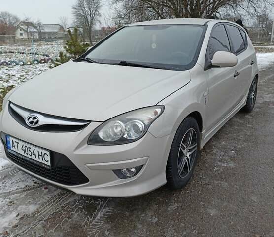 Бежевый Хендай i30, объемом двигателя 1.4 л и пробегом 240 тыс. км за 5300 $, фото 2 на Automoto.ua