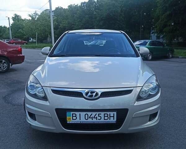 Бежевый Хендай i30, объемом двигателя 1.4 л и пробегом 195 тыс. км за 5700 $, фото 1 на Automoto.ua