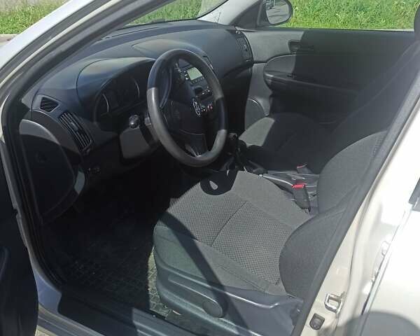 Бежевый Хендай i30, объемом двигателя 1.4 л и пробегом 195 тыс. км за 5800 $, фото 14 на Automoto.ua