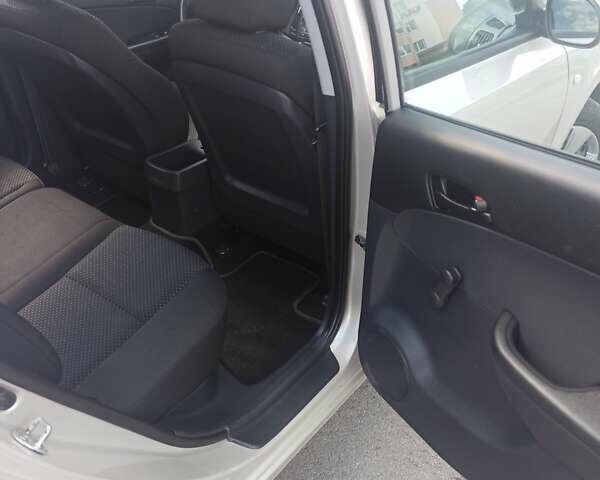 Бежевый Хендай i30, объемом двигателя 1.4 л и пробегом 195 тыс. км за 5700 $, фото 8 на Automoto.ua