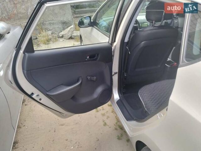 Бежевий Хендай i30, об'ємом двигуна 1.59 л та пробігом 155 тис. км за 6100 $, фото 12 на Automoto.ua