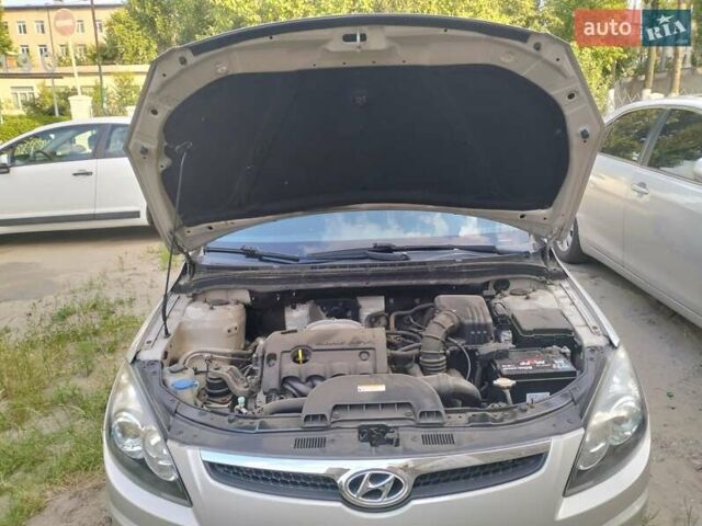 Бежевий Хендай i30, об'ємом двигуна 1.59 л та пробігом 155 тис. км за 6100 $, фото 4 на Automoto.ua