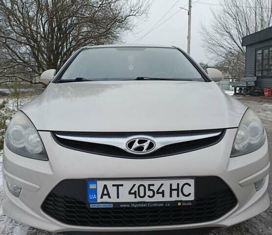 Бежевый Хендай i30, объемом двигателя 1.4 л и пробегом 240 тыс. км за 5300 $, фото 5 на Automoto.ua