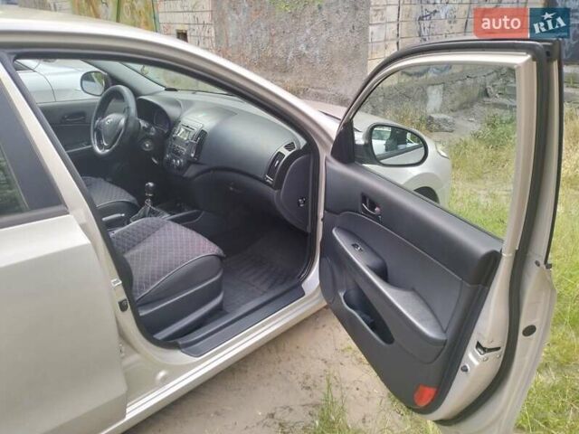 Бежевий Хендай i30, об'ємом двигуна 1.59 л та пробігом 155 тис. км за 6100 $, фото 14 на Automoto.ua