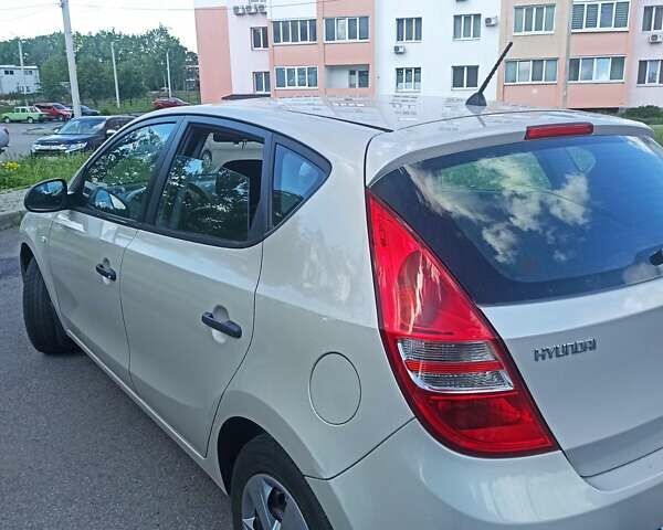 Бежевый Хендай i30, объемом двигателя 1.4 л и пробегом 195 тыс. км за 5800 $, фото 5 на Automoto.ua