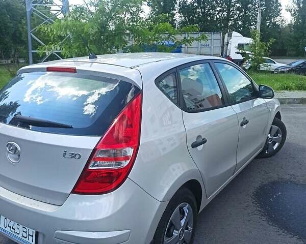 Бежевый Хендай i30, объемом двигателя 1.4 л и пробегом 195 тыс. км за 5800 $, фото 4 на Automoto.ua