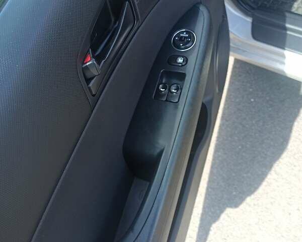 Бежевый Хендай i30, объемом двигателя 1.4 л и пробегом 195 тыс. км за 5800 $, фото 15 на Automoto.ua