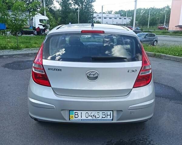 Бежевый Хендай i30, объемом двигателя 1.4 л и пробегом 195 тыс. км за 5700 $, фото 6 на Automoto.ua