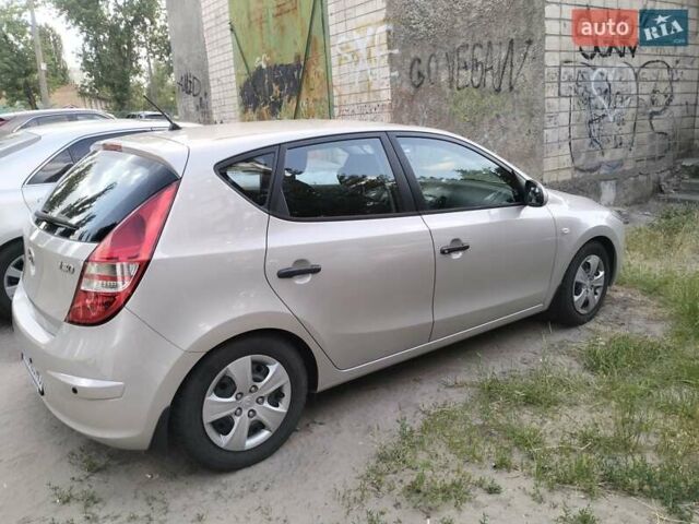 Бежевий Хендай i30, об'ємом двигуна 1.59 л та пробігом 155 тис. км за 6100 $, фото 3 на Automoto.ua