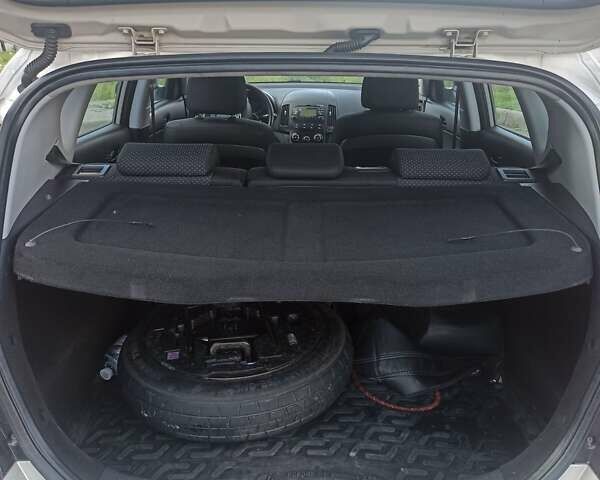 Бежевый Хендай i30, объемом двигателя 1.4 л и пробегом 195 тыс. км за 5700 $, фото 7 на Automoto.ua