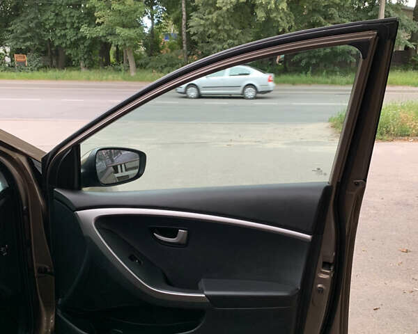 Бежевый Хендай i30, объемом двигателя 1.6 л и пробегом 118 тыс. км за 11000 $, фото 48 на Automoto.ua