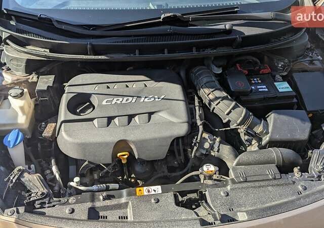 Бежевий Хендай i30, об'ємом двигуна 1.4 л та пробігом 156 тис. км за 8000 $, фото 6 на Automoto.ua