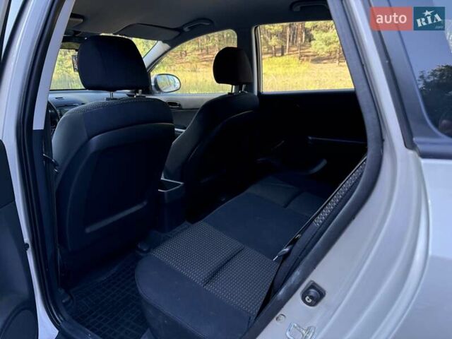 Бежевый Хендай i30, объемом двигателя 1.6 л и пробегом 240 тыс. км за 5300 $, фото 12 на Automoto.ua