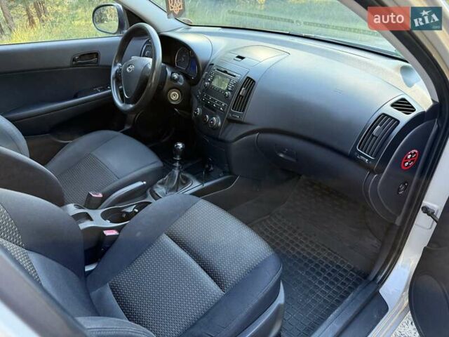 Бежевый Хендай i30, объемом двигателя 1.6 л и пробегом 240 тыс. км за 5300 $, фото 15 на Automoto.ua