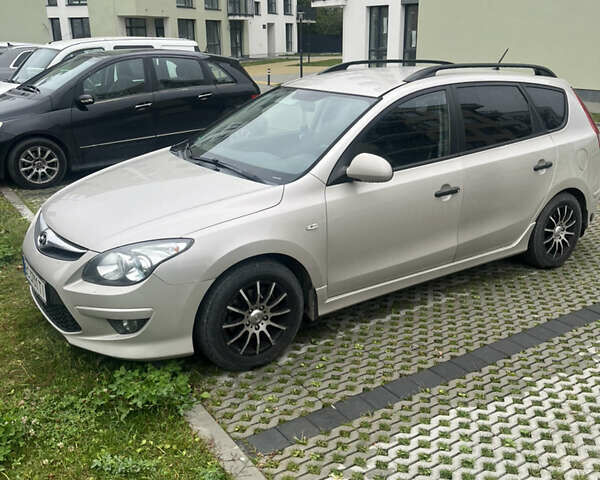 Бежевый Хендай i30, объемом двигателя 1.6 л и пробегом 137 тыс. км за 7700 $, фото 1 на Automoto.ua