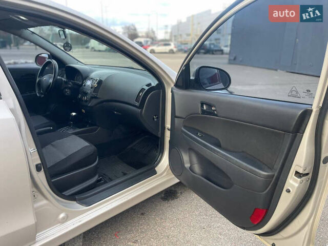 Бежевий Хендай i30, об'ємом двигуна 1.58 л та пробігом 180 тис. км за 8950 $, фото 26 на Automoto.ua
