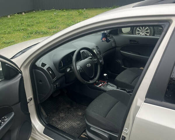 Бежевый Хендай i30, объемом двигателя 1.6 л и пробегом 137 тыс. км за 7700 $, фото 7 на Automoto.ua
