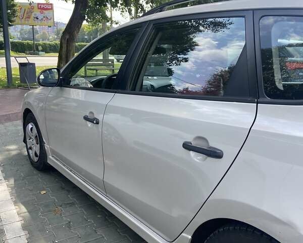 Бежевый Хендай i30, объемом двигателя 1.58 л и пробегом 358 тыс. км за 5500 $, фото 2 на Automoto.ua