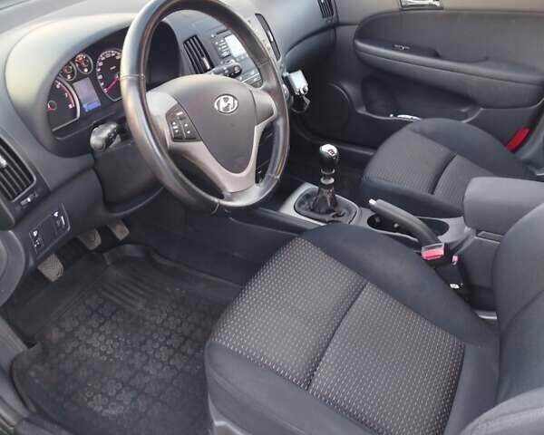 Черный Хендай i30, объемом двигателя 1.6 л и пробегом 250 тыс. км за 5500 $, фото 5 на Automoto.ua