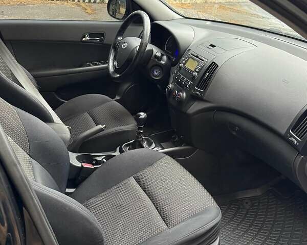Черный Хендай i30, объемом двигателя 1.59 л и пробегом 150 тыс. км за 5950 $, фото 15 на Automoto.ua